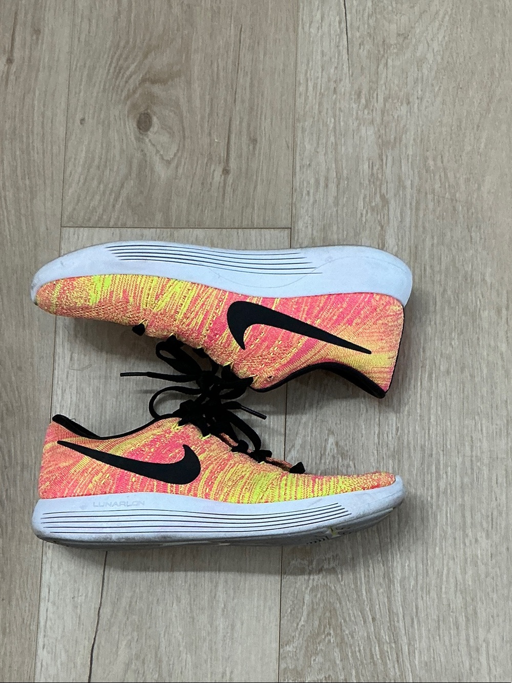Nike Womens Epic Flyknit Sneakers - Picture 2 of 4